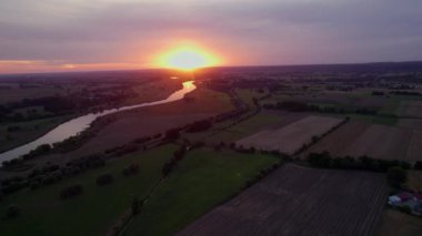 Yaz mevsiminde nehir suyu akıntısı Polonya 'da Warta nehri manzarası