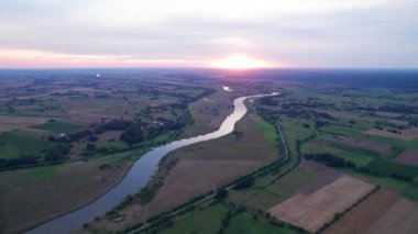 Yaz mevsiminde nehir suyu akıntısı Polonya 'da Warta nehri manzarası