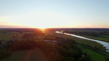 Yaz mevsiminde nehir suyu akıntısı Polonya 'da Warta nehri manzarası