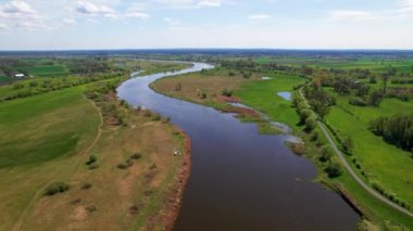 Yaz mevsiminde nehir suyu akıntısı Polonya 'da Warta nehri manzarası