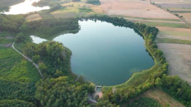 Göldeki ağaçların yansıması - Polonya Gölü