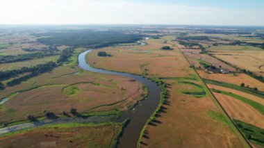 Yaz mevsiminde nehir suyu akıntısı Polonya 'da Warta nehri manzarası