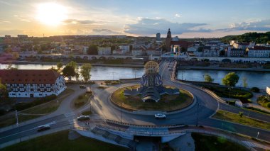 Çağdaş şehir manzaralı yeşil parklı güneşli hava Gorzow Wielkopolski Lubuskie Polonya 'da
