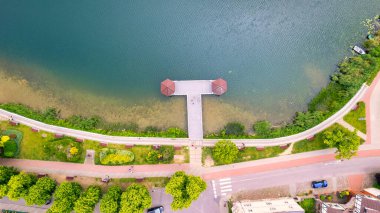 Yaz günü küçük bir köyün havadan görünüşü, seyahat kavramı, Polonya 'da agw