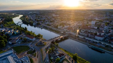 Çağdaş şehir manzaralı yeşil parklı güneşli hava Gorzow Wielkopolski Lubuskie Polonya 'da