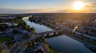 Çağdaş şehir manzaralı yeşil parklı güneşli hava Gorzow Wielkopolski Lubuskie Polonya 'da