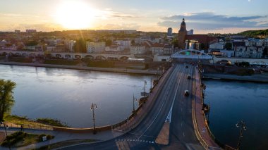 Çağdaş şehir manzaralı yeşil parklı güneşli hava Gorzow Wielkopolski Lubuskie Polonya 'da
