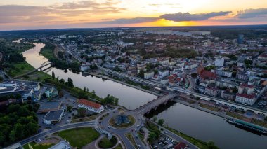 Çağdaş şehir manzaralı yeşil parklı güneşli hava Gorzow Wielkopolski Lubuskie Polonya 'da