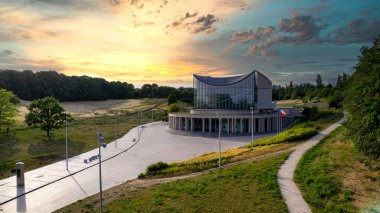 Çağdaş şehir manzaralı yeşil parklı güneşli hava Gorzow Wielkopolski Lubuskie Polonya 'da