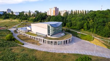 Çağdaş şehir manzaralı yeşil parklı güneşli hava Gorzow Wielkopolski Lubuskie Polonya 'da