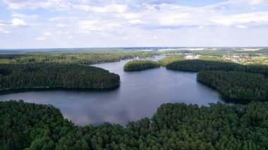 Güzel yaz manzarasının insansız hava aracı görüntüsü.