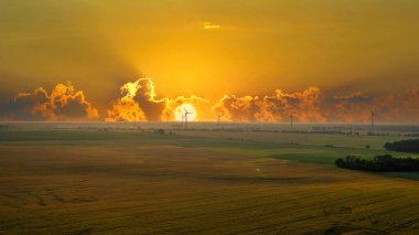 Güzel günbatımı gökyüzüne sahip rüzgar türbinleri, gharo sindh Pakistan yakınlarındaki Jhimpir 'e yerleştirilmiş sert enerji rüzgar türbinleri. yenilenebilir enerji, yeşil enerji