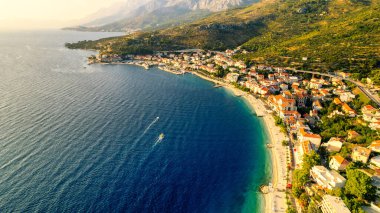 Adriyatik kıyısındaki deniz ve sahil manzarası, Hırvat..