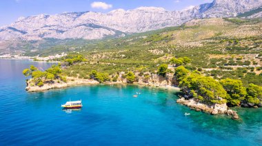 Dağlarda dağ ve göl olan güzel bir manzara