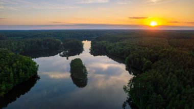 Bulutlar, ışık ışınları ve diğer atmosferik etkilerle gün batımı / gün doğumu