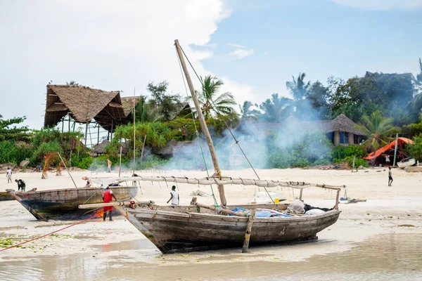 Drewniany Jacht Dau Palmami Wyspie Tropikalnej Plaży Zanzibar — Zdjęcie stockowe