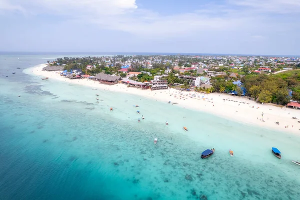 Aereo Girato Zanzibar Bellissimo Tramonto Con Persone Passeggiata Sulla Spiaggia — Foto Stock