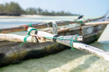 Geleneksel balıkçı tekne tropikal Adası yakınlarında temiz su beach civarındaki yalan