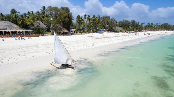 Traditionelles Fischerboot Strandnähe Klarem Wasser Nahe Der Tropischen Insel — Stockfoto