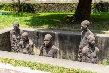 Heykel kölelerin Stone Town Zanzibar kölelik kurbanları adanmış