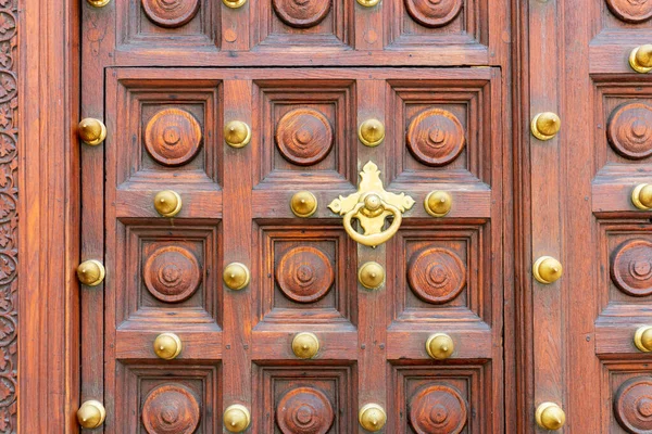 伝統的なアラブZanzibar木製のドアと戸口を装飾的に彫刻し 真鍮製の継手で装飾 — ストック写真