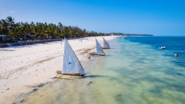 Zanzibar 'ın sahillerindeki geleneksel dhows adanın denizle ve onun balık tutma gelenekleriyle olan bağlantısının bir sembolü..