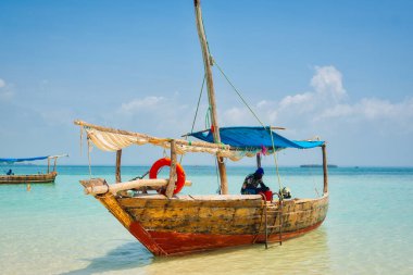 Afrika 'nın Zanzibar kenti büyüleyici tropikal deniz kıyıları, kumlu plajları ve gün batımında havadan görülebilen balıkçı tekneleriyle huzurlu bir yaz yolculuğu deneyimi sunuyor. Teknelerin ve yatların berrak mavi sulardaki güzelliğini ve... 