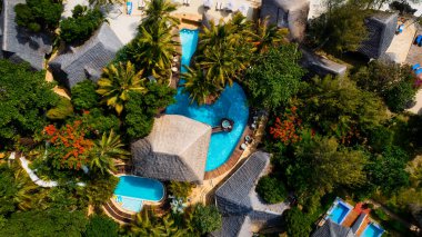 Zanzibar, Tanzanya 'nın güzelliğini keşfedin ve kumlu plajlar, turkuaz okyanuslar ve tropikal palmiye ağaçlarıyla dolu bir tatil yapın.