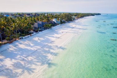 Afrika 'nın Zanzibar kenti büyüleyici tropikal deniz kıyıları, kumlu plajları ve gün batımında havadan görülebilen balıkçı tekneleriyle huzurlu bir yaz yolculuğu deneyimi sunuyor. Teknelerin ve yatların berrak mavi sulardaki güzelliğini ve... 