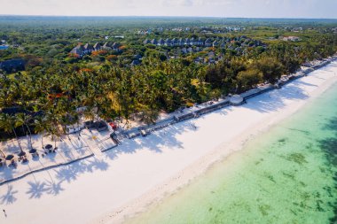 Zanzibar 'ın cennet gibi avuç içi kumsalının ve bu büyüleyici insansız hava aracı fotoğrafında parıldayan mavi okyanusun güzelliğinde kaybolun. Bir sonraki seyahat maceranız için mükemmel bir ilham kaynağı..