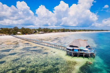 Zanzibar 'ın cennet gibi avuç içi kumsalının ve bu büyüleyici insansız hava aracı fotoğrafında parıldayan mavi okyanusun güzelliğinde kaybolun. Bir sonraki seyahat maceranız için mükemmel bir ilham kaynağı..