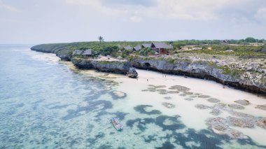 Zanzibar 'ın cennet gibi avuç içi kumsalının ve bu büyüleyici insansız hava aracı fotoğrafında parıldayan mavi okyanusun güzelliğinde kaybolun. Bir sonraki seyahat maceranız için mükemmel bir ilham kaynağı..