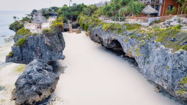 Zanzibar 'ın cennet gibi avuç içi kumsalının ve bu büyüleyici insansız hava aracı fotoğrafında parıldayan mavi okyanusun güzelliğinde kaybolun. Bir sonraki seyahat maceranız için mükemmel bir ilham kaynağı..