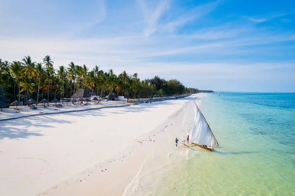 Relax White Sand Beach Kiwengwa Village Zanzibar While Admiring Dhow — Stockfoto