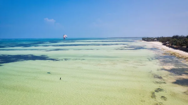 Zgub Się Pięknie Idyllicznej Plaży Obrzeżach Palmy Zanzibaru Lśniącym Błękitnym — Zdjęcie stockowe