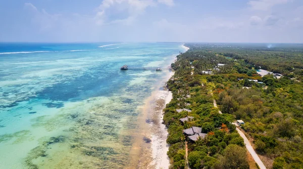 Zgub Się Pięknie Idyllicznej Plaży Obrzeżach Palmy Zanzibaru Lśniącym Błękitnym — Zdjęcie stockowe