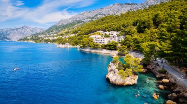 Turkuaz suların yumuşak kumlarla buluştuğu Hırvatistan plajının keyfini çıkarın. Rahatla ve bu güzel tatil yerinde sersemletici hava fotoğraflarıyla yakalanan macerayı bul..