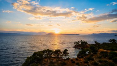 Hırvatistan 'ın büyüleyici kıyı kenti Makarska' ya yeni bir perspektiften bakın. Güneşli bir günde bu muhteşem insansız hava aracı çekim panoramasıyla..