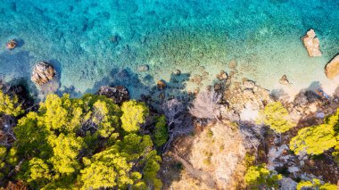 Adriyatik Denizi 'nin ve Pzekeni adaları ve kristal berrak turkuaz sularının uzaktan takdir edilebileceği engebeli bir Hırvat kayalık yamacının buluşmasına tanık olun..