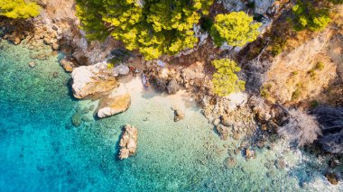 Adriyatik Denizi 'nin ve Pzekeni adaları ve kristal berrak turkuaz sularının uzaktan takdir edilebileceği engebeli bir Hırvat kayalık yamacının buluşmasına tanık olun..