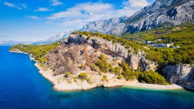 Hırvatistan plajında güneşli bir günün çarpıcı insansız hava aracı fotoğrafı tatil için mükemmel.