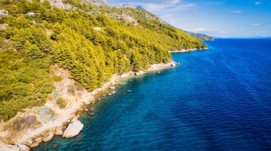 Hırvatistan 'ın Makarska Riviera kentindeki Podgora kenti yakınlarındaki sahil ve kıyı şeridinin muhteşem manzarası hava fotoğrafçılığıyla çekildi..