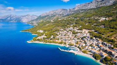 Hırvatistan 'ın Makarska Riviera kentinin büyüleyici hava perspektifi, kayalık bir plaj ve büyüleyici turkuaz suyu sergiliyor..