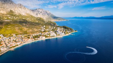 Hırvatistan 'ın Makarska Riviera kentindeki Podgora kenti yakınlarındaki sahil ve kıyı şeridinin muhteşem manzarası hava fotoğrafçılığıyla çekildi..