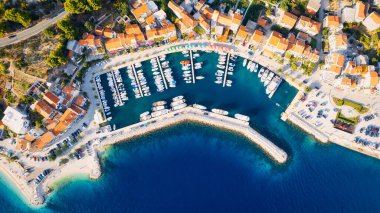 Hırvatistan 'ın Makarska Riviera kentindeki Podgora kenti yakınlarındaki sahil ve kıyı şeridinin muhteşem manzarası hava fotoğrafçılığıyla çekildi..