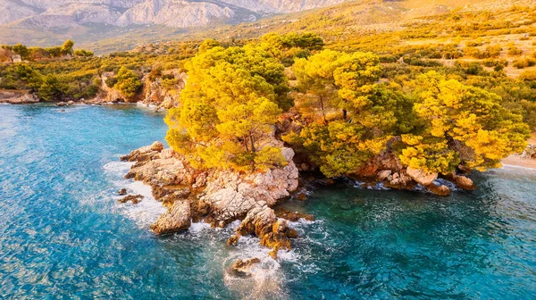アドリア海と パクレニ島とその透明なターコイズブルーの海が遠くからでも賞賛されるクロアチアの険しい岩の斜面の会合を目撃してください — ストック写真