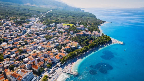 Hırvatistan 'ın Makarska Riviera kentindeki Podgora kenti yakınlarındaki sahil ve kıyı şeridinin muhteşem manzarası hava fotoğrafçılığıyla çekildi..