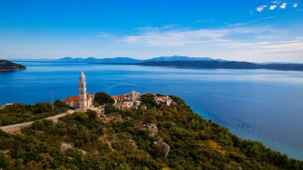 Hırvatistan plajında güneşli bir günün çarpıcı insansız hava aracı fotoğrafı tatil için mükemmel.