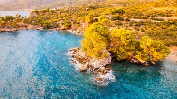 Hırvatistan 'ın kıyı bölgesinin güzelliğini, berrak mavi su ve ormanlık araziye sahip bu çarpıcı insansız hava aracıyla yeni bir perspektiften ele alalım..