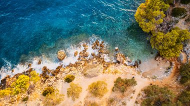 Hırvatistan 'ın Makarska Riviera kentinin büyüleyici hava perspektifi, kayalık bir plaj ve büyüleyici turkuaz suyu sergiliyor..